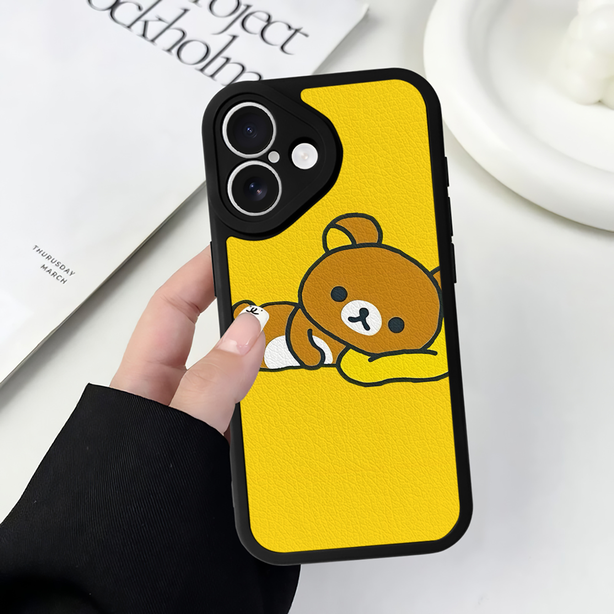 （画像用） リラックマ リラックマ キイロイトリ Rilakkuma Korilakkuma Kiiroitori 【iPhone 16シリーズ対応】シリコンスマホケース（レザー調） 材質：シリコン